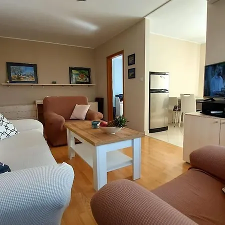 Apartment Ana - Calm, Free Parking, Close To Center