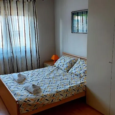 Ana - Calm, Free Parking, Close To Center Apartment Pula